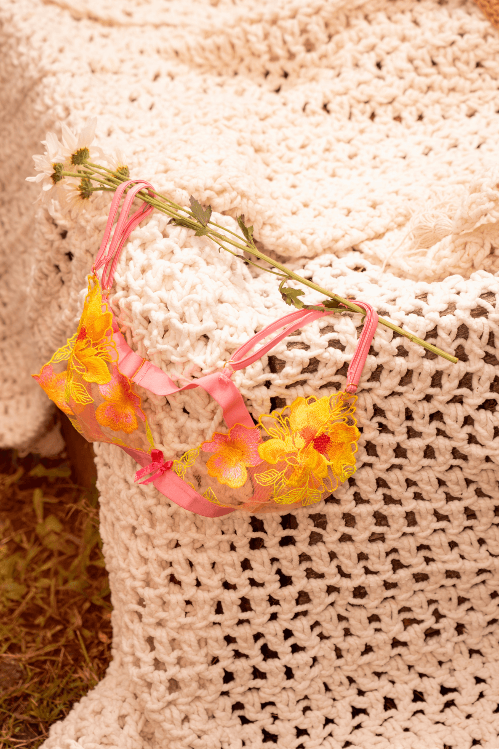 Ensemble lingerie rose et jaune en maille transparente brodée – Mapalé