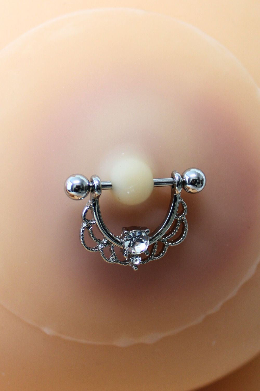 Paire de cache-tétons ornés d’un piercing barre en demi-anneau avec strass, pour peau claire - Be Lily Accessories