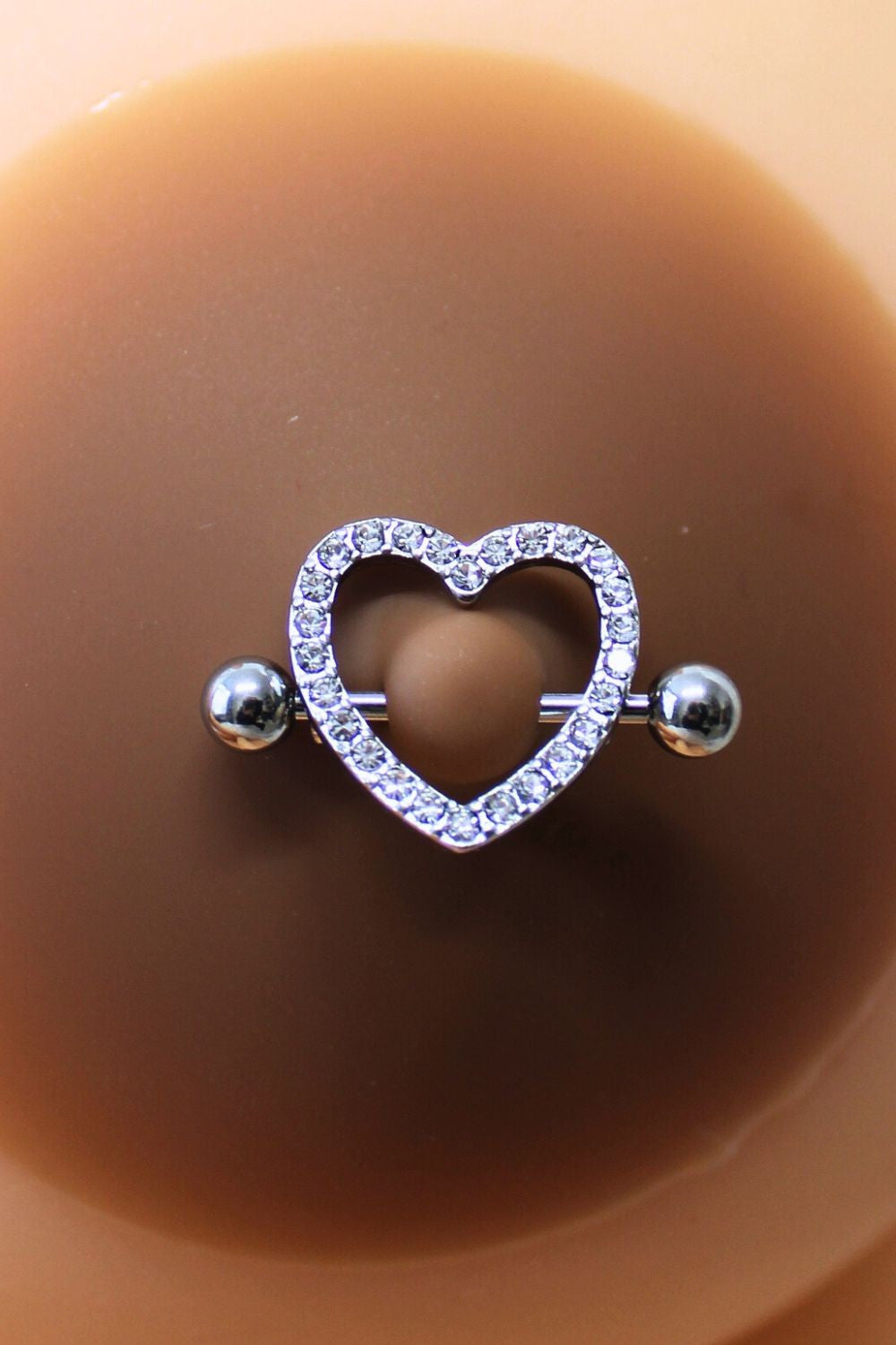 Paire de cache-tétons piercing barre coeur faux diamant peau foncée - Be Lily Accessories