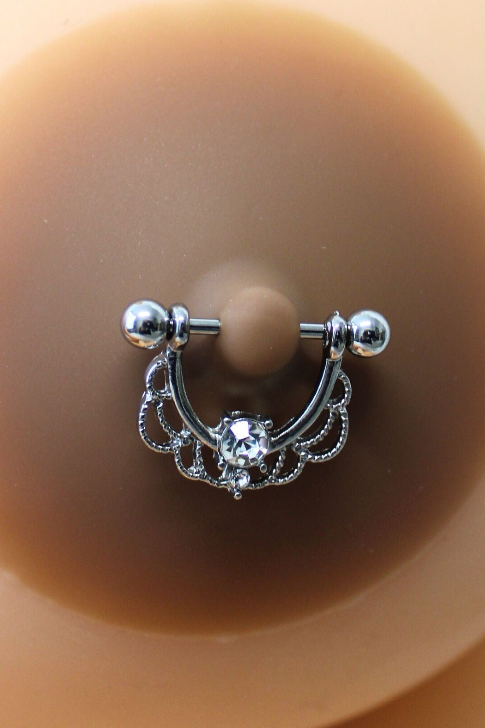 Paire de cache-tétons piercing barre demi-anneau faux diamant peau foncée - Be Lily Accessories