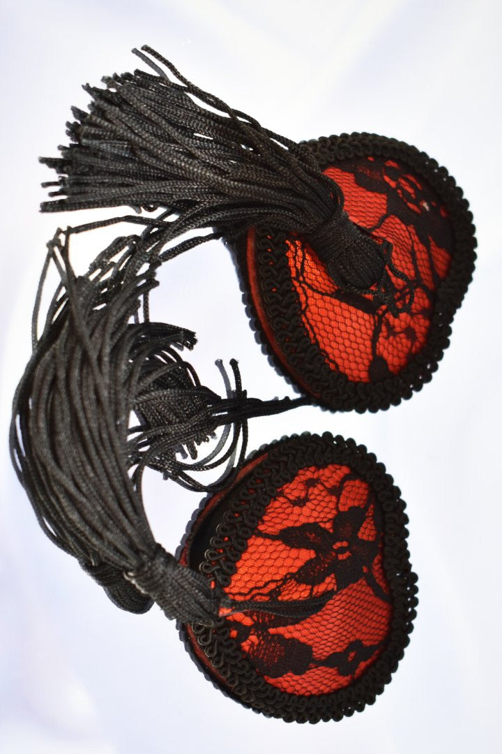 Paire de cache tétons adhésifs en forme de cœur avec dentelle noire et pompom - Be Lily Accessories